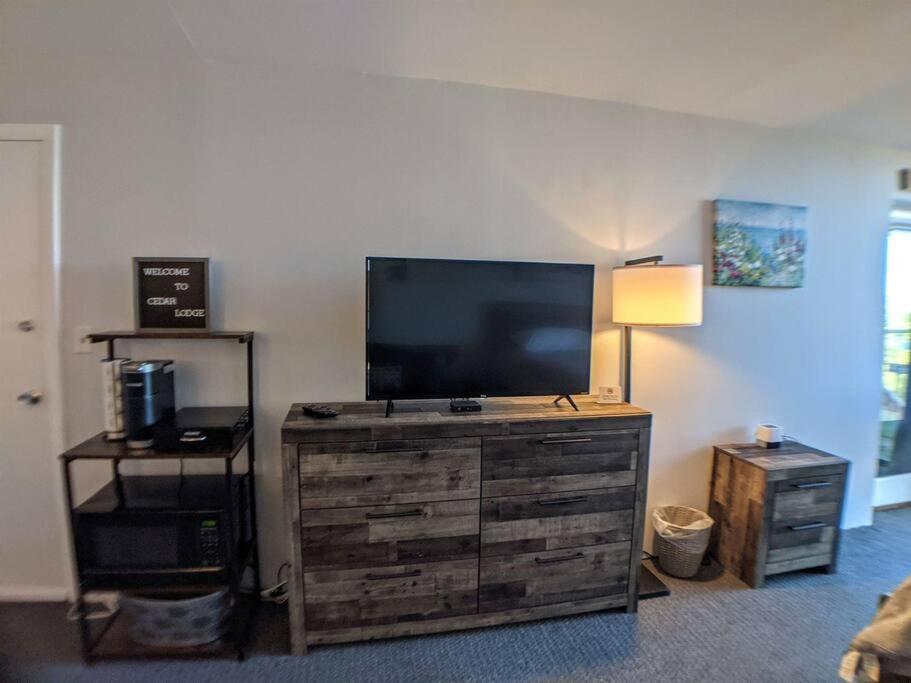 Cute Cedar Lodge Studio With Balcony & Lake Views! Laconia Extérieur photo