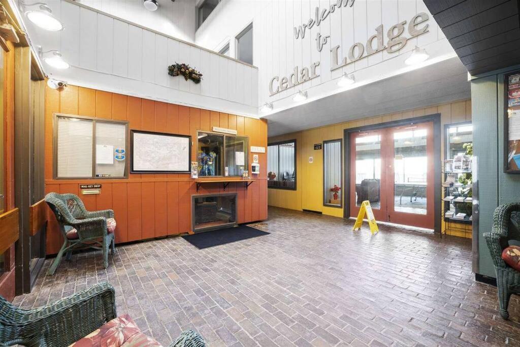 Cute Cedar Lodge Studio With Balcony & Lake Views! Laconia Extérieur photo