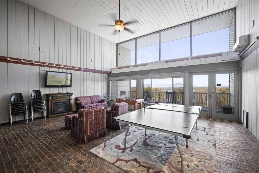 Cute Cedar Lodge Studio With Balcony & Lake Views! Laconia Extérieur photo