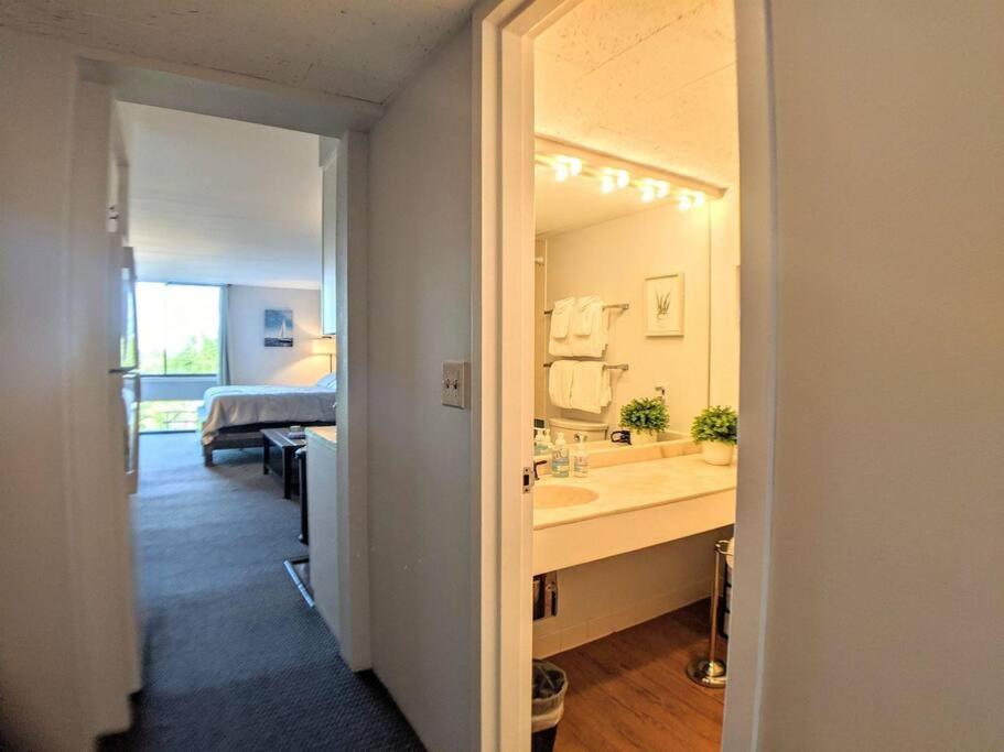 Cute Cedar Lodge Studio With Balcony & Lake Views! Laconia Extérieur photo
